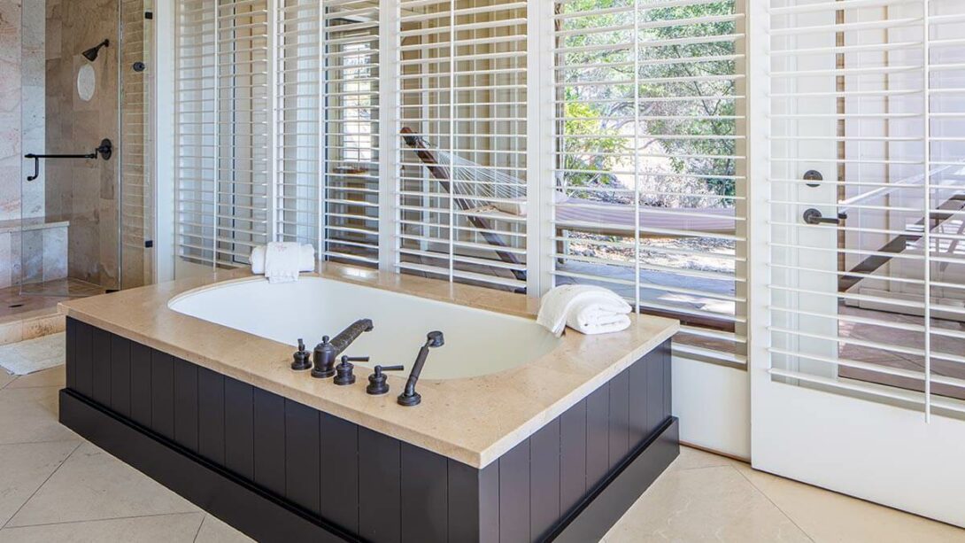 Poetry Inn Robert Frost Suite Bathroom {{brizy_dc_image_alt imageSrc=